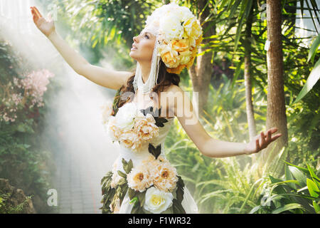 Shiny dai capelli scuri lady nella foresta di pioggia Foto Stock