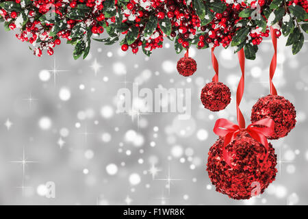Rosso palle di Natale con albero di Natale sul grigio. Foto Stock