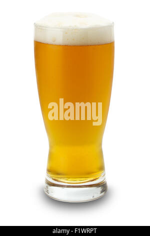 Bicchiere di birra isolato su uno sfondo bianco. Foto Stock