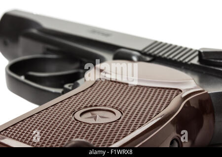 Pistola Makarov sullo sfondo bianco. Foto Stock