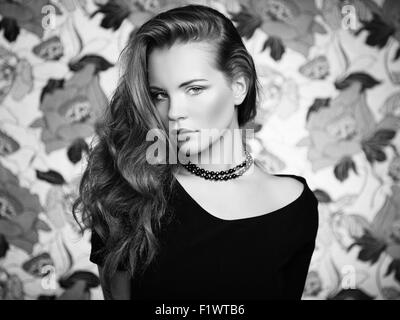 Ritratto giovane bella donna con capelli ricci. Fotografia di moda Foto Stock