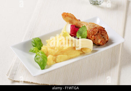 Pollo arrosto coscia servita con purea di patate Foto Stock