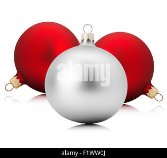 Rosso e argento palle di Natale isolato su uno sfondo bianco. Foto Stock