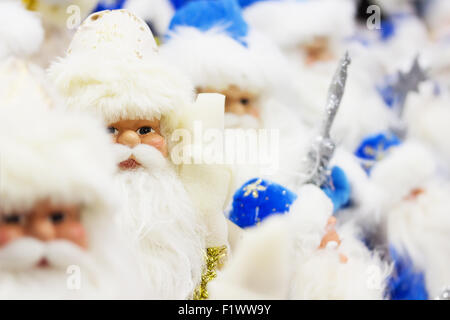 Santa clausole nei vestiti blu. Foto Stock