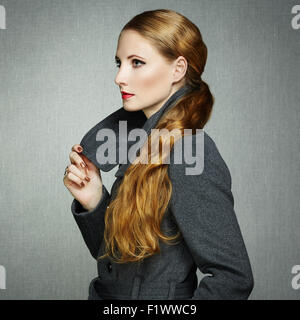 Ritratto di giovane donna in autunno cappotto. Fotografia di moda Foto Stock