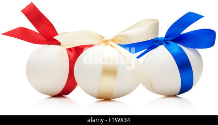 Le uova di pasqua con archetti festosa isolati su sfondo bianco. Foto Stock