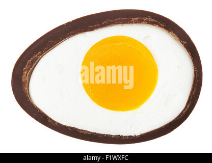 Metà di uovo di cioccolato isolato su uno sfondo bianco. Foto Stock