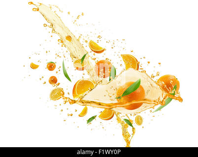Arance con succo versando isolato su uno sfondo bianco. Foto Stock