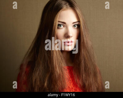 Ritratto di bella dai capelli scuri donna close up. Foto di bellezza Foto Stock