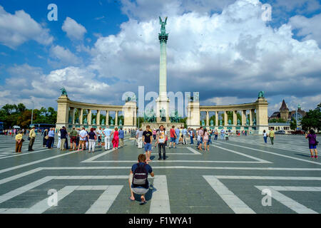 MILLENNIUM un monumento in Piazza degli Eroi di Budapest, con i turisti. Ungheria.L'Europa .è la piazza più grande di Budapest Foto Stock