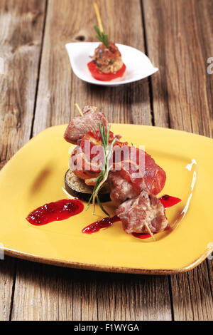 La carne di cervo souvlaki con pancetta e salsa di mirtilli Foto Stock