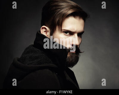 Ritratto di uomo bello con la barba. Close-up Foto Stock
