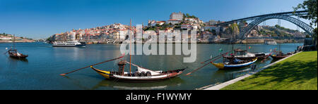 Il Portogallo, Oporto, il vino di Porto e chiatte a Oporto, da Vila Nova da Gaia Foto Stock