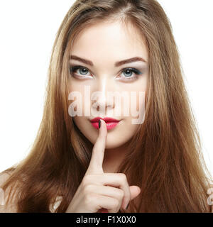 Bellezza viso femminile. Giovane ragazza sorridente. Isolato su sfondo bianco. Fotografia di moda Foto Stock