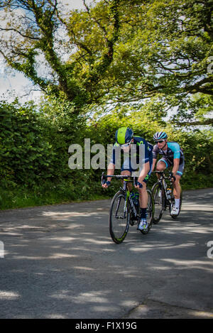 Alex Dowsett, Movistar, e Pete Williams, uno Pro Cycling, portando il campo sulla fase 2 di Aviva tour della Gran Bretagna cycle race Foto Stock