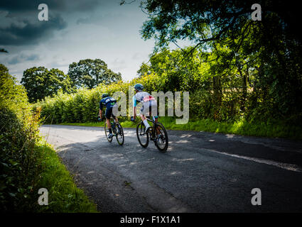 Alex Dowsett, Movistar, e Pete Williams, uno Pro Cycling, portando il campo sulla fase 2 di Aviva tour della Gran Bretagna cycle race Foto Stock