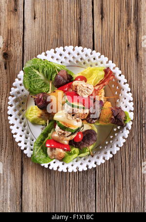 Grigliata di shish kebab su foglie di lattuga - tettuccio Foto Stock