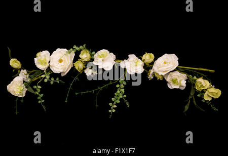 La rosa bianca ghirlanda artificiale su sfondo nero Foto Stock