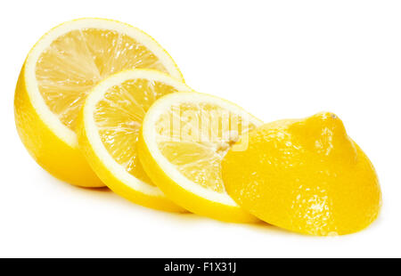 Fette di limone isolata su uno sfondo bianco. Foto Stock