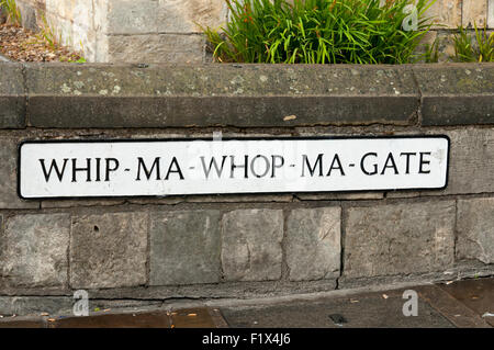 Il nome della strada segno a Whip-Ma-Whop-Ma-Gate, città di York, Inghilterra, Regno Unito. La strada più breve in York. Foto Stock