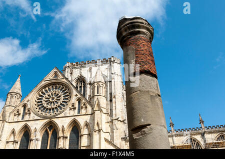 Il pilastro romano e transetto sud della cattedrale di York Minster, Minster cantiere, la città di York, nello Yorkshire, Inghilterra, Regno Unito Foto Stock