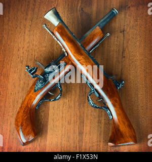 Pistole retrò su uno sfondo di legno. Foto Stock