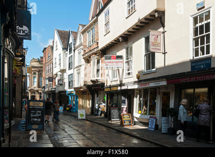 Stonegate, una strada nella città di York, nello Yorkshire, Inghilterra, Regno Unito Foto Stock