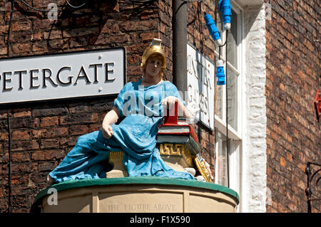 Statua di Minerva, Romana dea della saggezza. Da Giovanni Wolstenholme 1801. Alta Petergate, città di York, nello Yorkshire, Inghilterra, Regno Unito Foto Stock