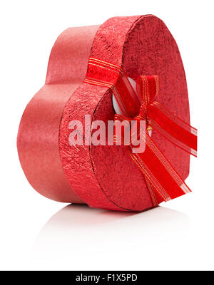 Cuore rosso a forma di scatola regalo isolato su uno sfondo bianco. Foto Stock