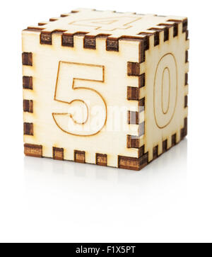 Giocattolo di legno cube isolato su uno sfondo bianco. Foto Stock