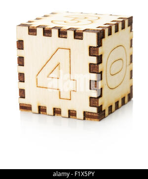 Giocattolo di legno cube isolato su uno sfondo bianco. Foto Stock