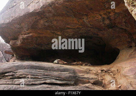 Grotta rifugio a Bhimbetka, Raisen, Madhya Pradesh, India. Patrimonio Mondiale UNESCO elenco del sito nel 2003 Foto Stock