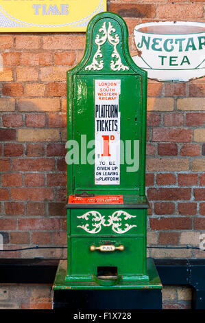 Vintage moneta nella feritoia piattaforma macchina biglietteria presso il Museo nazionale delle ferrovie, città di York, nello Yorkshire, Inghilterra, Regno Unito Foto Stock