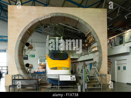 Eurostar locomotore e una sezione del tunnel sotto la Manica al Museo nazionale delle ferrovie, città di York, nello Yorkshire, Inghilterra, Regno Unito Foto Stock