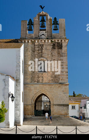 Faro chiesa cattedrale torre, cicogne' nidi su un edificio storico a Faro old town, Algarve, PORTOGALLO Foto Stock