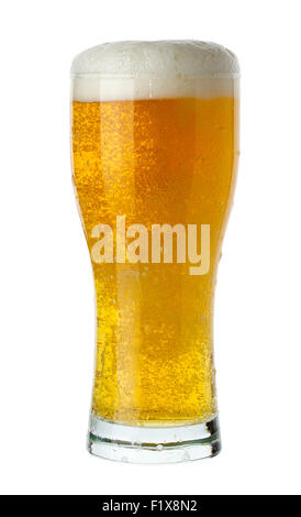 Bicchiere di birra isolato su uno sfondo bianco. Foto Stock