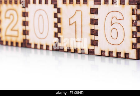 Cubi di legno con i numeri 2016 isolata su uno sfondo bianco. Foto Stock