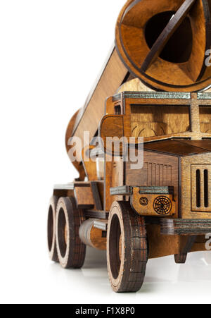 Modello in legno di auto con rucola isolato su uno sfondo bianco. Foto Stock