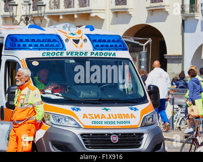 Una Croce Verde ambulanza e volontario in Prato della Valle Padova Padova Veneto Italia Europa Foto Stock