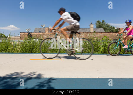 I ciclisti lungo la 606 elevata bike trail, spazi verdi e parco costruito sul vecchio Bloomingdale Linea nella la zona del Wicker Park a Chicago, Illinois, Stati Uniti d'America Foto Stock