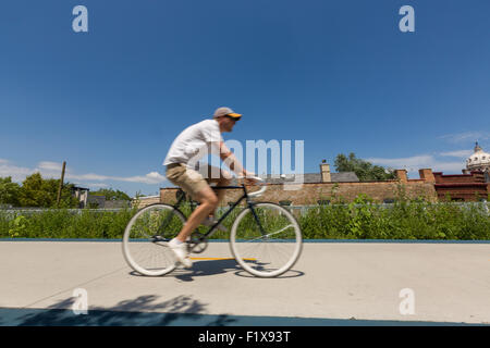 I ciclisti lungo la 606 elevata bike trail, spazi verdi e parco costruito sul vecchio Bloomingdale Linea nella la zona del Wicker Park a Chicago, Illinois, Stati Uniti d'America Foto Stock