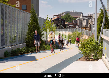 I ciclisti lungo la 606 elevata bike trail, spazi verdi e parco costruito sul vecchio Bloomingdale Linea nella la zona del Wicker Park a Chicago, Illinois, Stati Uniti d'America Foto Stock