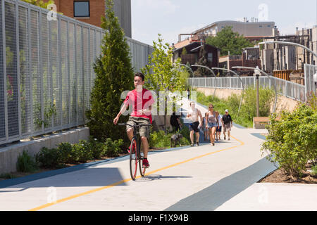 I ciclisti lungo la 606 elevata bike trail, spazi verdi e parco costruito sul vecchio Bloomingdale Linea nella la zona del Wicker Park a Chicago, Illinois, Stati Uniti d'America Foto Stock