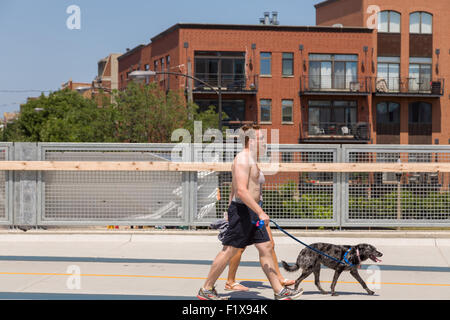 Gli escursionisti lungo il 606 elevata bike trail, spazi verdi e parco costruito sul vecchio Bloomingdale Linea nella la zona del Wicker Park a Chicago, Illinois, Stati Uniti d'America Foto Stock