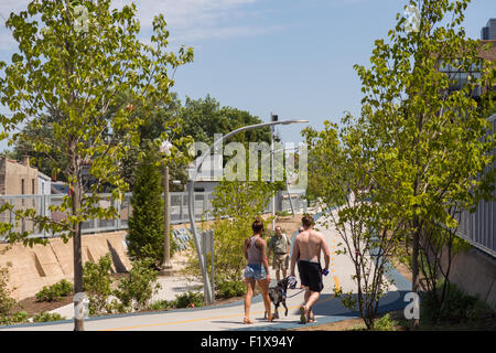 Gli escursionisti lungo il 606 elevata bike trail, spazi verdi e parco costruito sul vecchio Bloomingdale Linea nella la zona del Wicker Park a Chicago, Illinois, Stati Uniti d'America Foto Stock