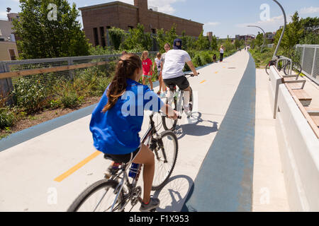 I ciclisti lungo la 606 elevata bike trail, spazi verdi e parco costruito sul vecchio Bloomingdale Linea nella la zona del Wicker Park a Chicago, Illinois, Stati Uniti d'America Foto Stock