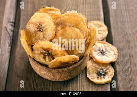 In casa banana chips nel recipiente, vista ravvicinata Foto Stock