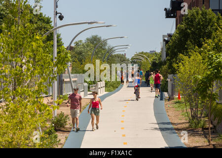 I ciclisti del 606 elevata bike trail, spazi verdi e parco costruito sul vecchio Bloomingdale Linea nella la zona del Wicker Park di Chicago, Illinois, Stati Uniti d'America Foto Stock