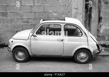 Lacco Ameno, Italia - 15 agosto 2015: Vecchia Fiat Nuova 500 city car prodotta dal costruttore italiano Fiat tra 1957 e 197 Foto Stock