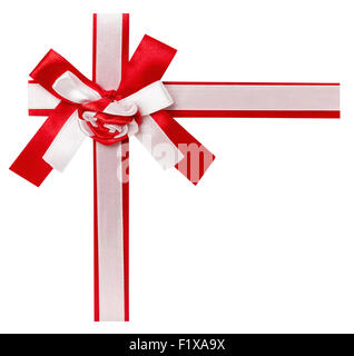 Nastro rosso con un inchino isolato su uno sfondo bianco. Foto Stock
